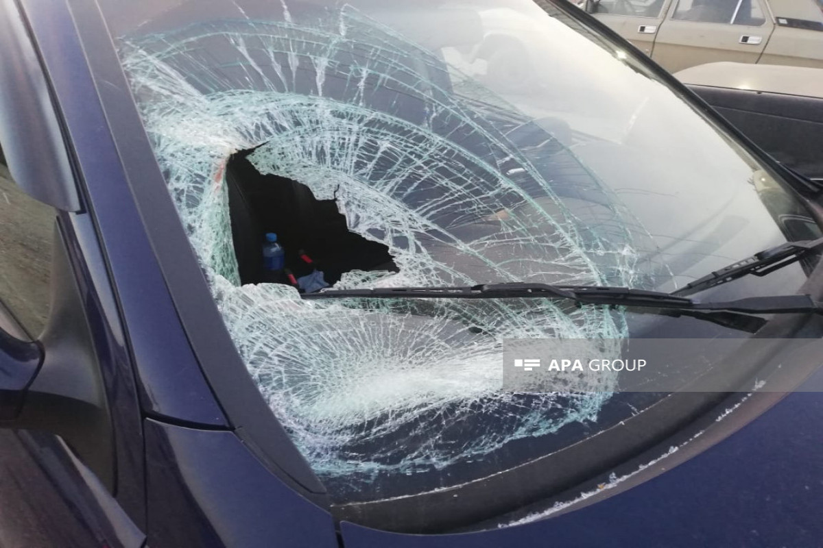 В Исмаиллы автомобиль врезался в дерево, пострадали 2 человека