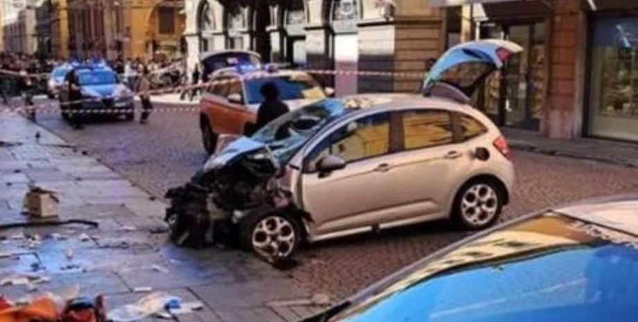 В Италии автомобиль въехал в толпу людей