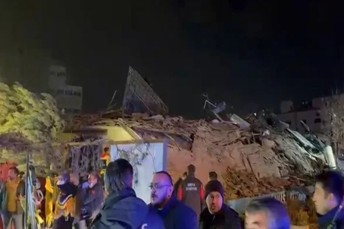 В Конье обрушилось трехэтажное здание, 5 человек остались под завалами-ВИДЕО-ОБНОВЛЕНО