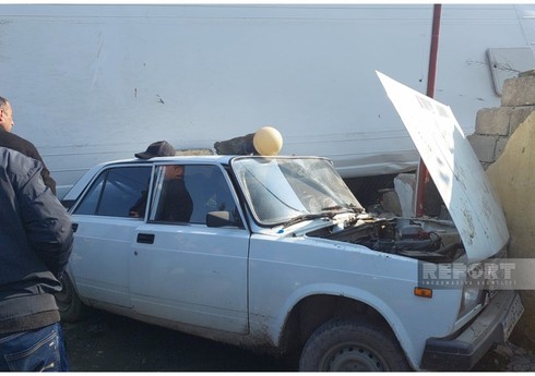 В Лянкяране пассажирский автобус опрокинулся на легковой автомобиль, есть пострадавшие