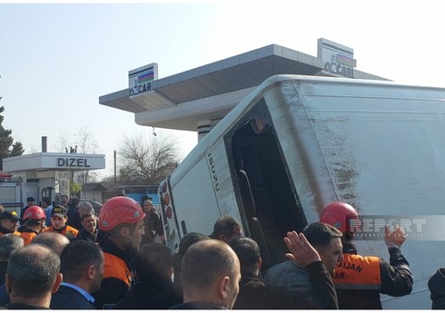 В Лянкяране пассажирский автобус опрокинулся на легковой автомобиль, пострадал 21 человек