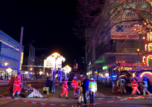 В Магдебурге по меньшей мере один человек скончался при наезде автомобиля на толпу