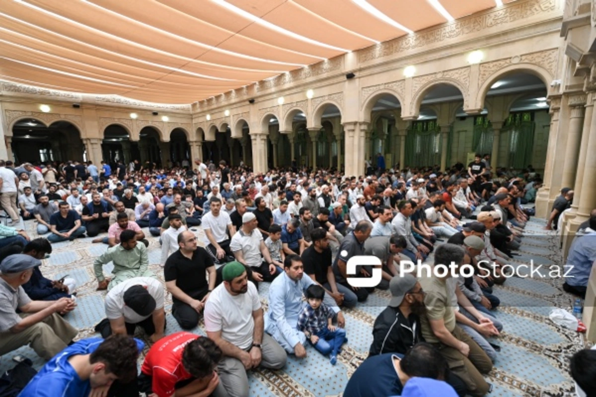 В мечетях Азербайджана совершен праздничный намаз