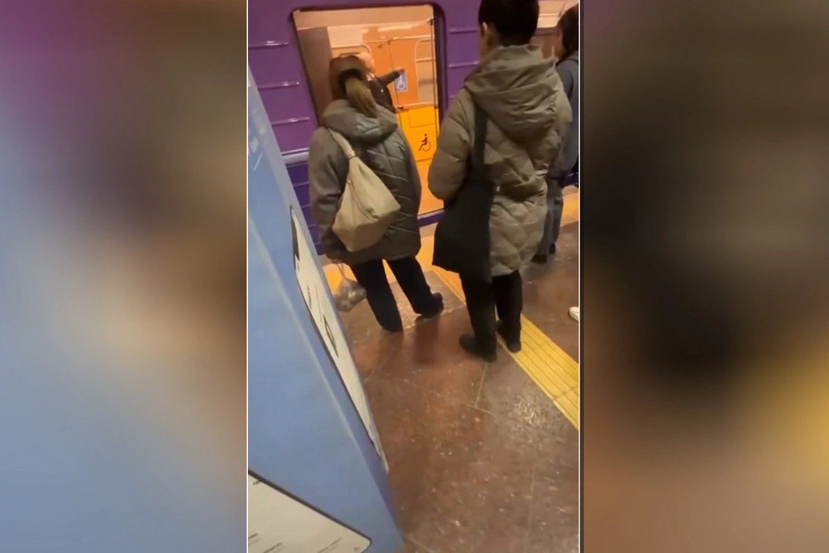 В метро начал дымиться поезд с пассажирами