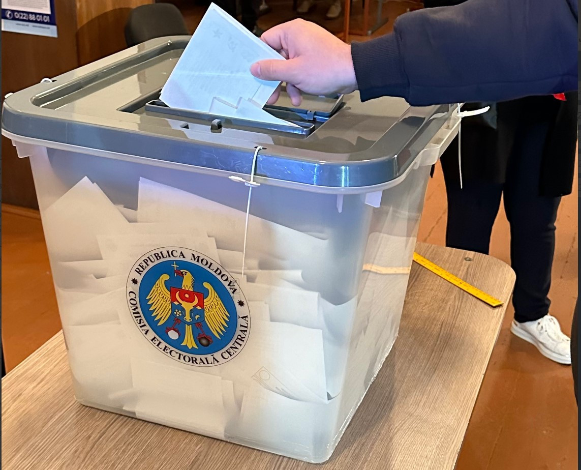 В Молдове началось голосование на выборах президента и референдуме о вступлении в ЕС