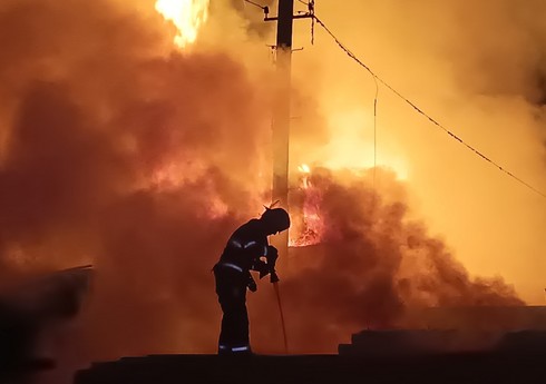 В Наримановском районе Баку возник пожар на рынке древесины