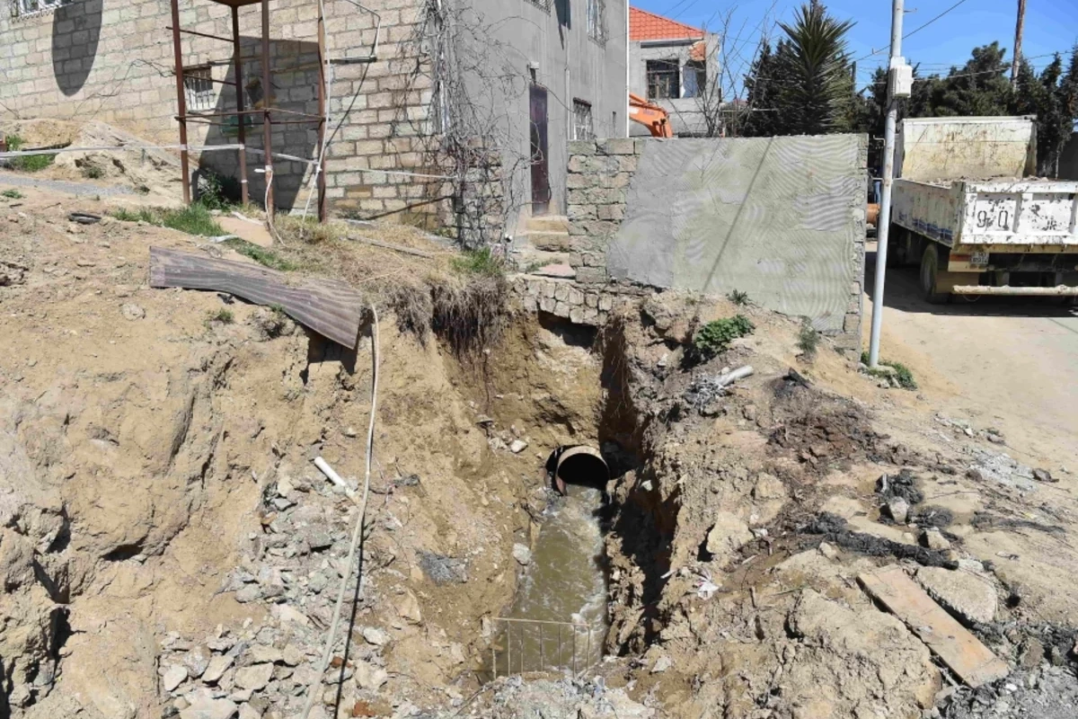 В одном из районов Баку произошел обвал канализации, дома затопило