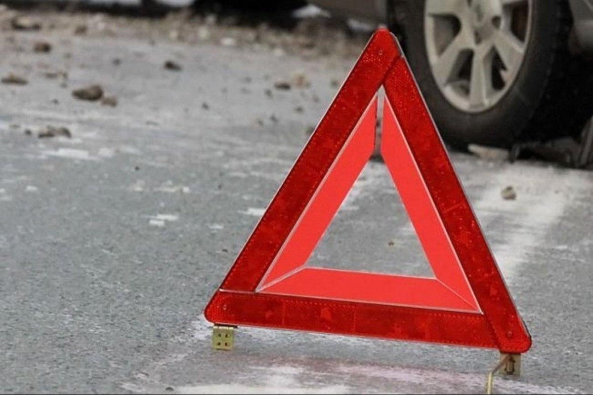 В Огузе автомобиль врезался в дерево, пострадали четыре члена одной семьи-ОБНОВЛЕНО