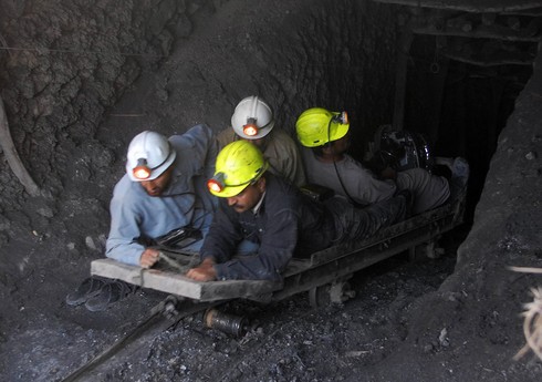 В Пакистане спасатели извлекли из-под завалов обрушившейся шахты 12 тел горняков