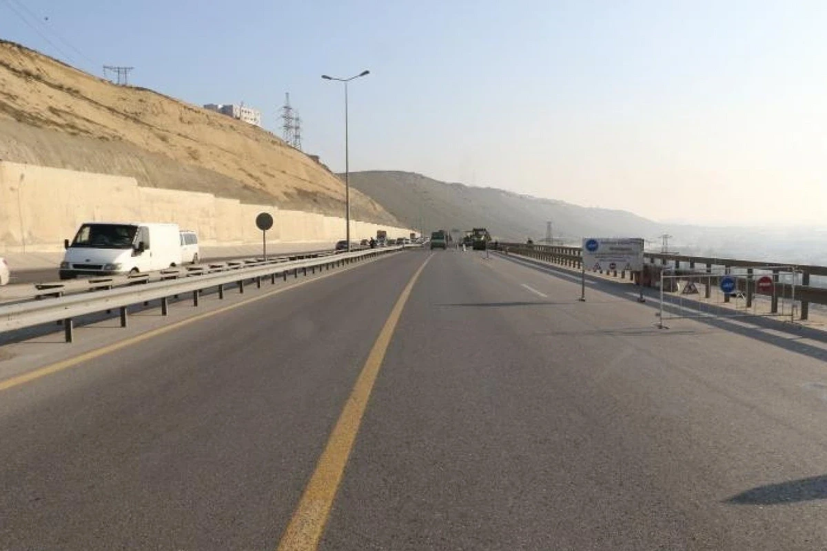 В поселке Бадамдар на верхней части дороги обвалился участок горной массы длиной 6,5 метра