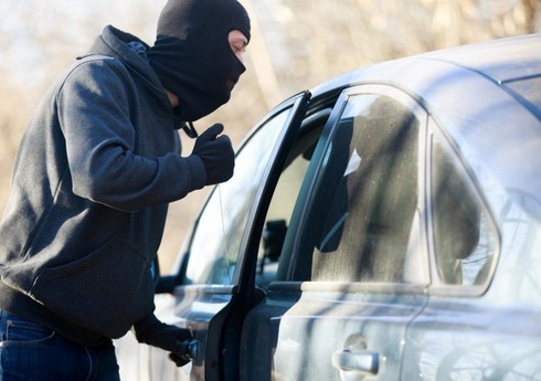 В поселке Бина из автомобиля украли более 20 тыс. манатов