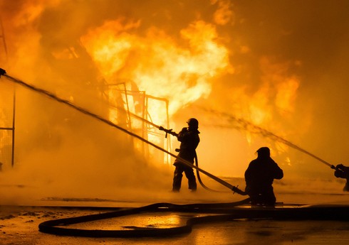 В поселке Бина возник пожар в общежитии, жильцов эвакуировали спецтехникой
