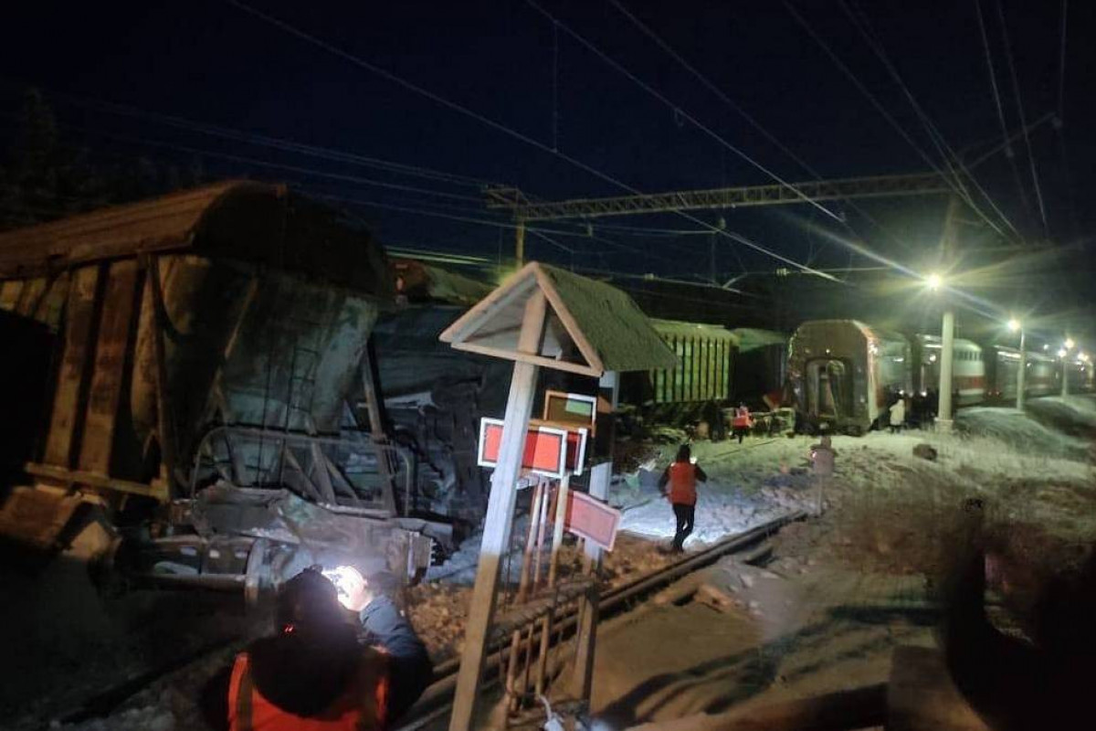 В РФ грузовой состав столкнулся с пассажирским поездом - ВИДЕО