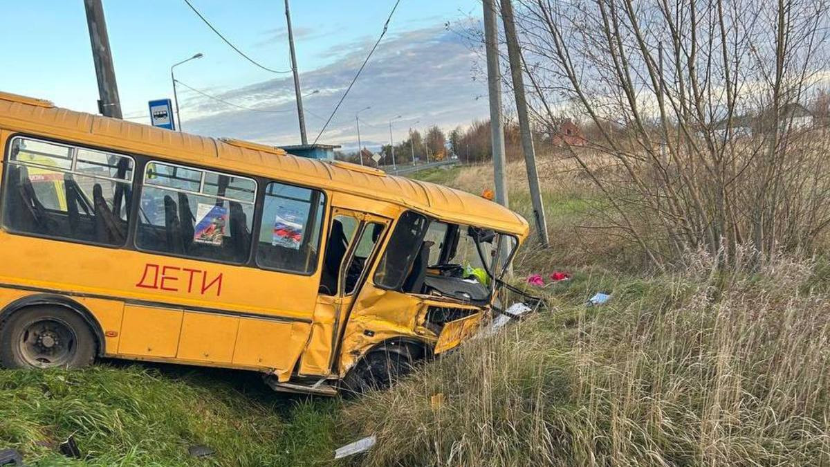 В РФ на трассе опрокинулся школьный автобус, есть пострадавшие
