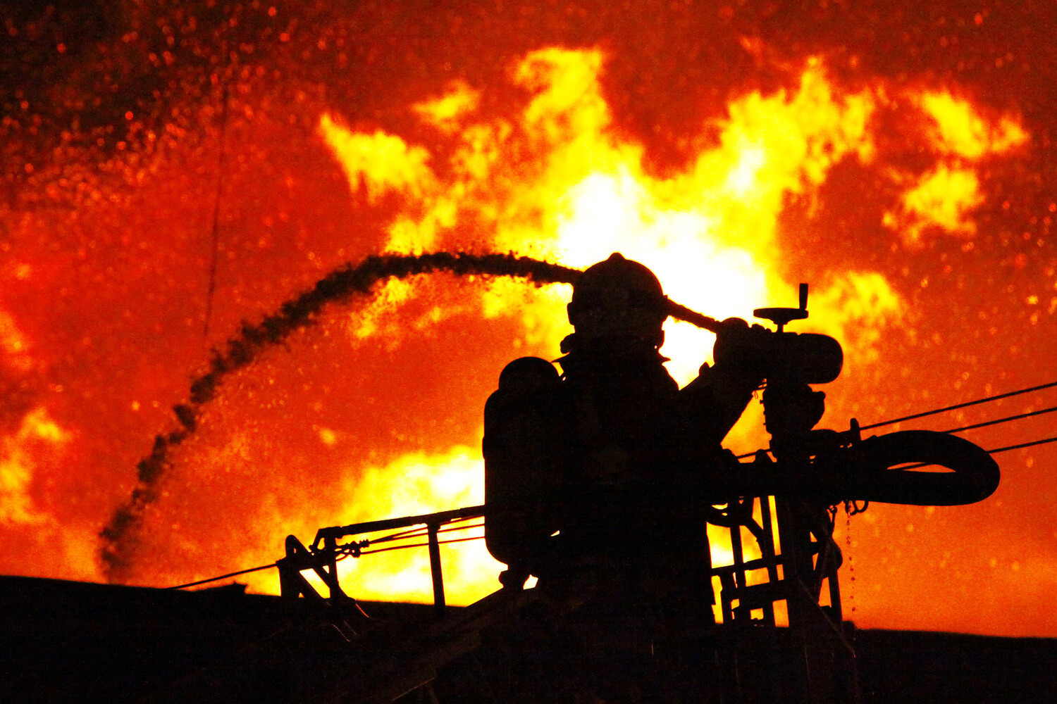 В России из-за возгорания на нефтепроводе погибли два человека