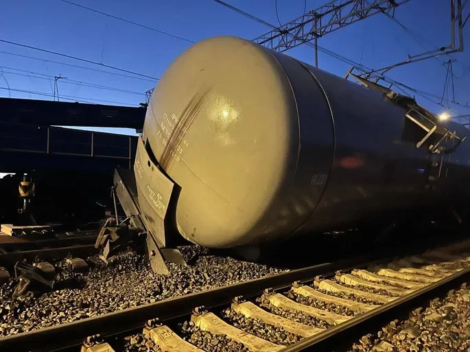 В России пять цистерн с топливом сошли с рельсов, произошла утечка