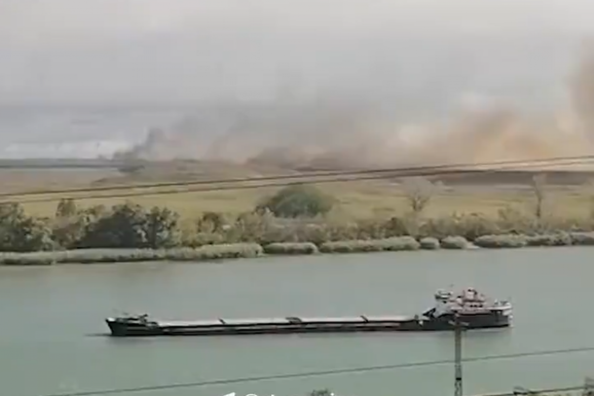 В Ростовской области РФ вспыхнул сильный пожар на складе стройматериалов - ВИДЕО