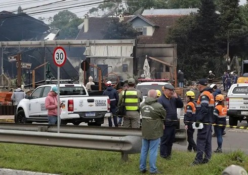 В Сан-Паулу при крушении самолета два человека погибли, шестеро пострадали