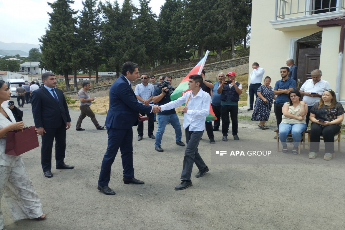 В село Баллыджа Ходжалинского района прибыла очередная группа переселенцев, им вручены ключи от квартир-ФОТО-ВИДЕО-ОБНОВЛЕНО-1