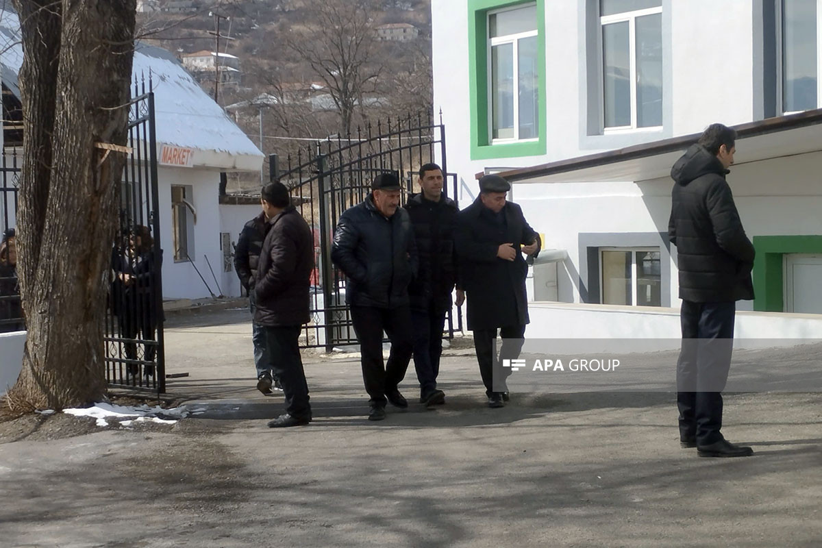 В село Гасанриз Агдеринского района прибыла первая группа переселенцев, им вручены ключи от домов -ФОТО-ОБНОВЛЕНО-1-ВИДЕО