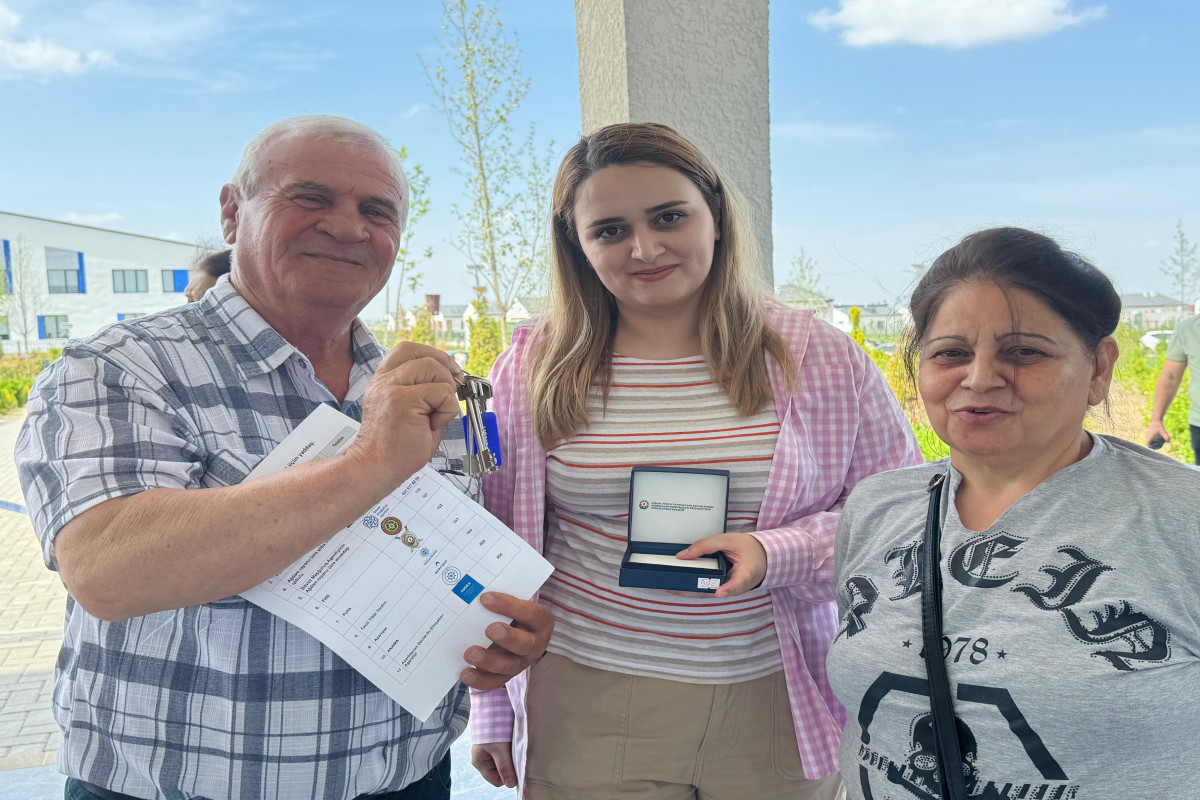 В село Кенгерли Агдамского района прибыла очередная группа переселенцев, им вручены ключи от домов -ОБНОВЛЕНО