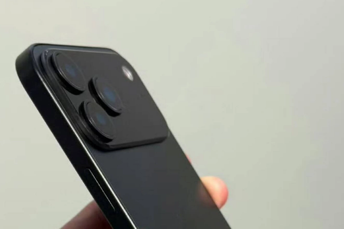 В сеть слили фото iPhone 17 Pro в руках тестировщика