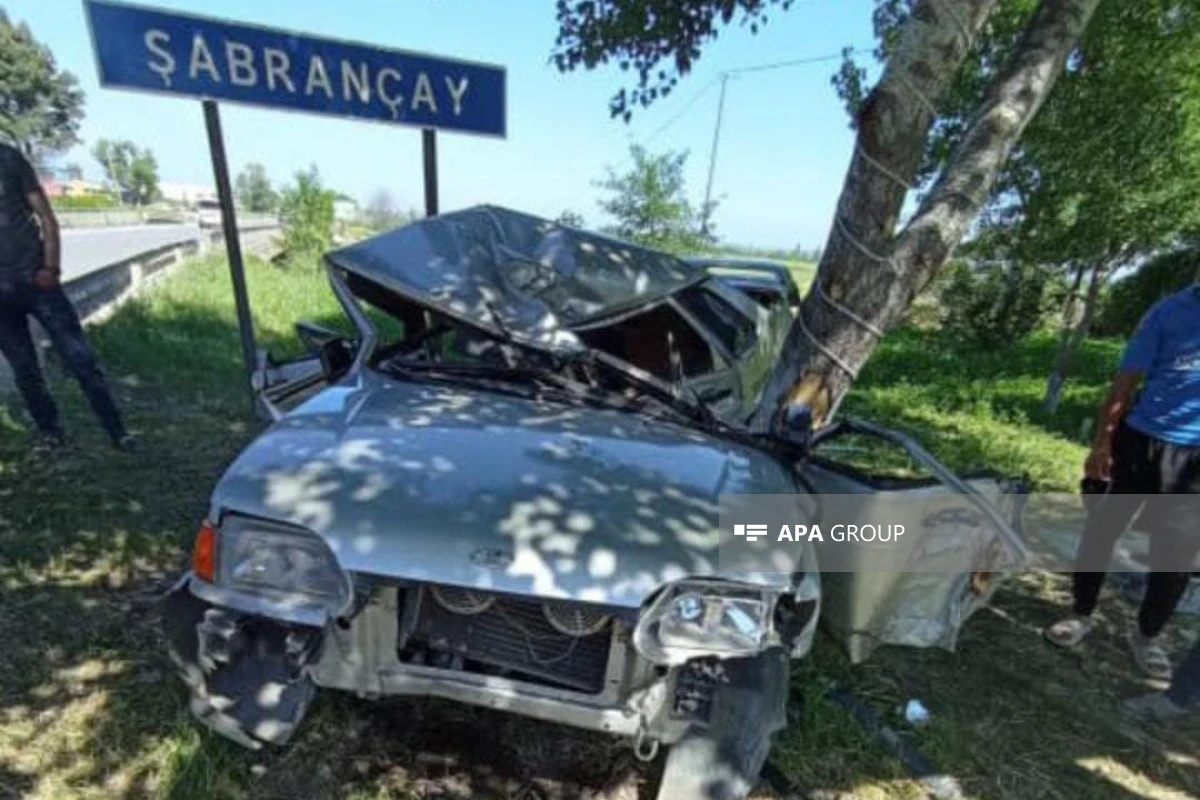 В Шабране автомобиль врезался в дерево, погибли два брата