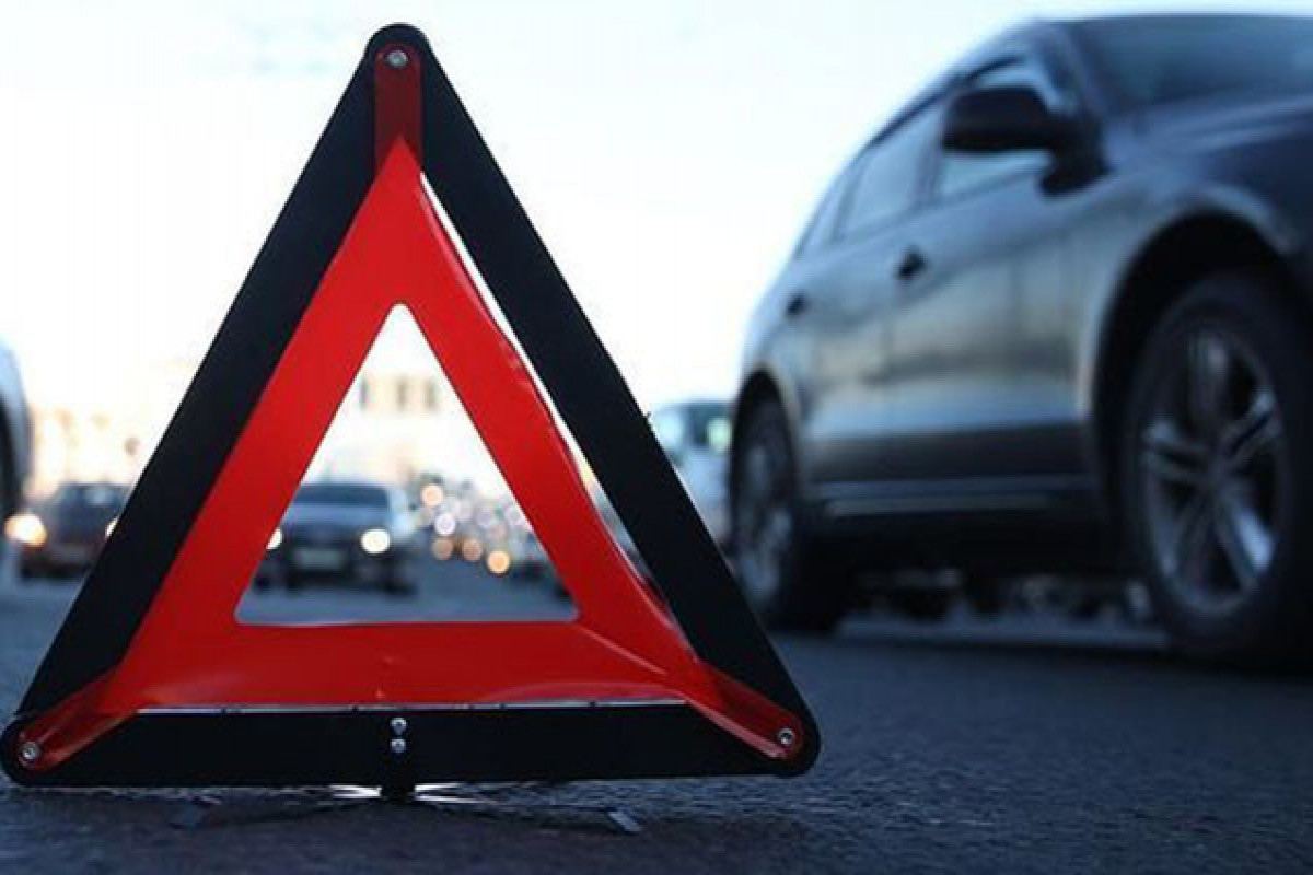 В Шамкире легковой автомобиль врезался в дерево, погибли два человека -ОБНОВЛЕНО