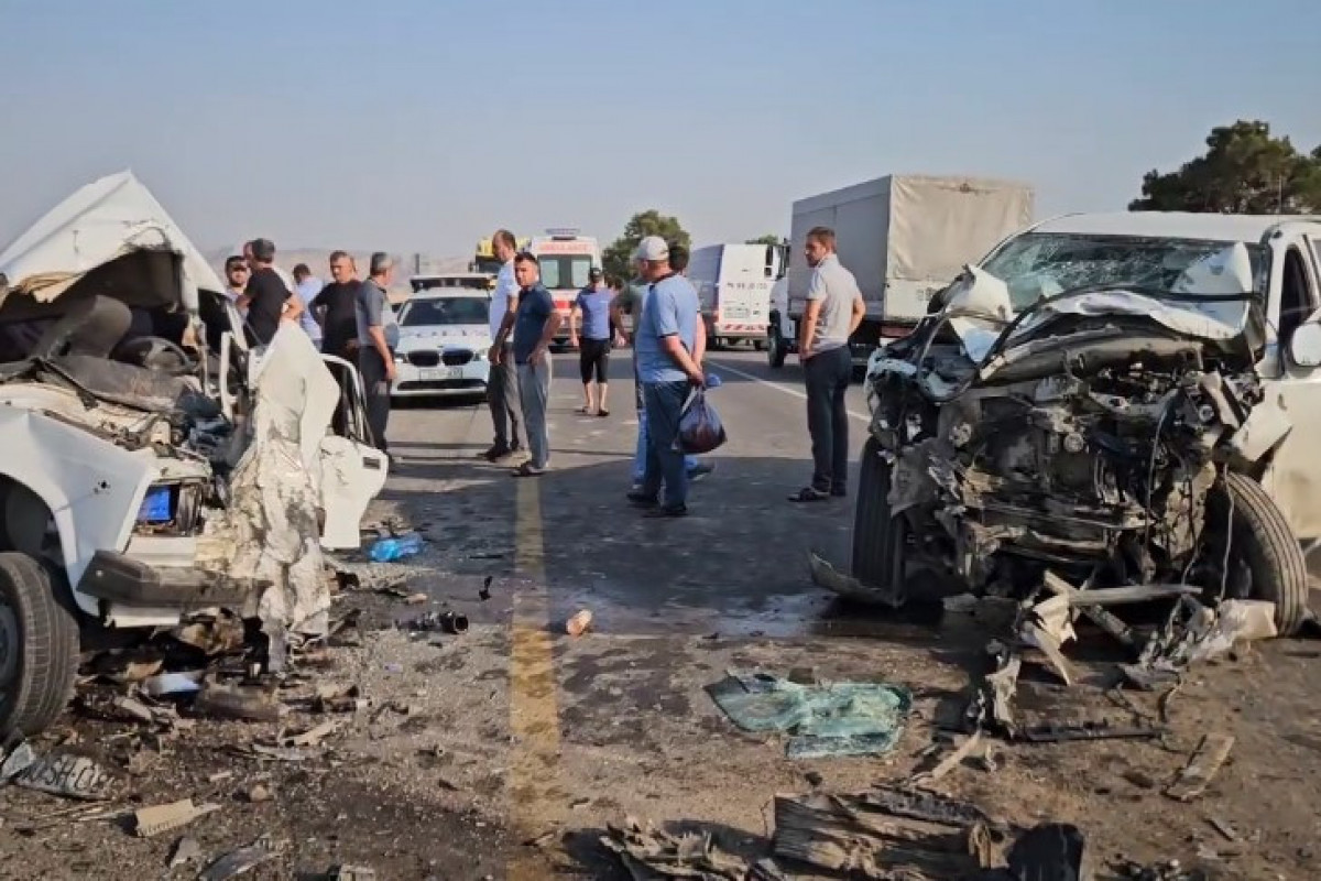 В Шеки столкнулись два автомобиля, один человек погиб, трое ранены