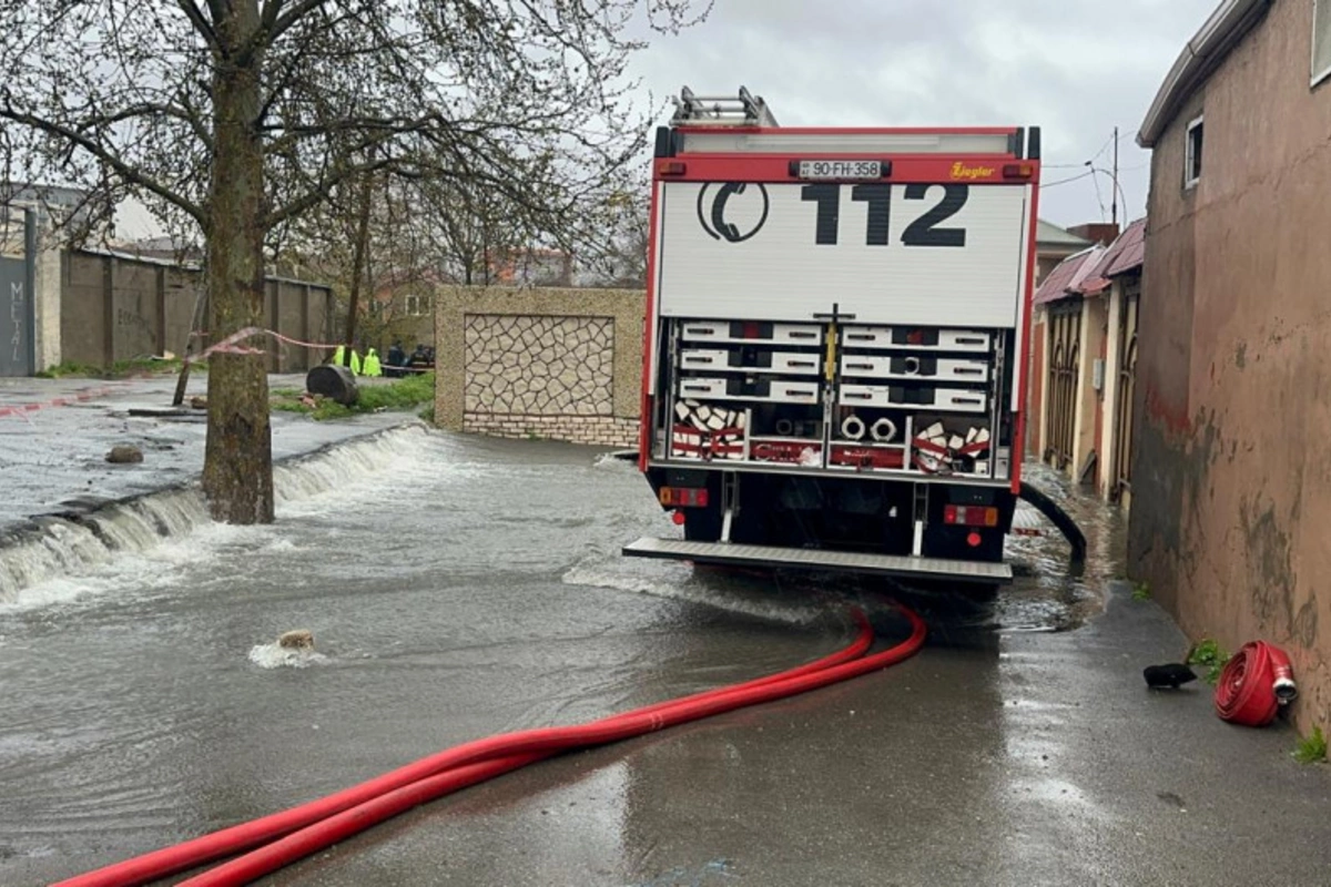 В шести районах Баку, Сумгайыте и нескольких регионах ведутся работы по откачке воды