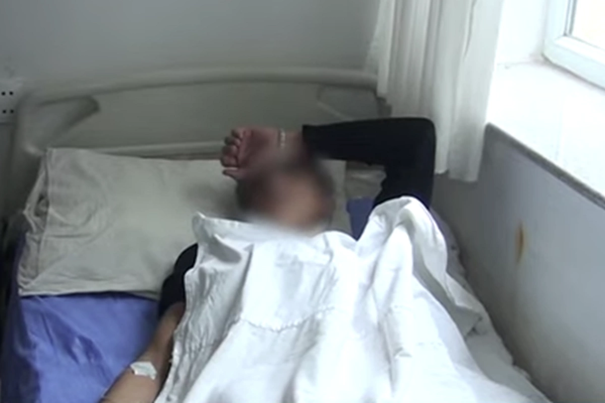 В школе избили ученика 11-го класса: "Он лежал на земле весь в крови"