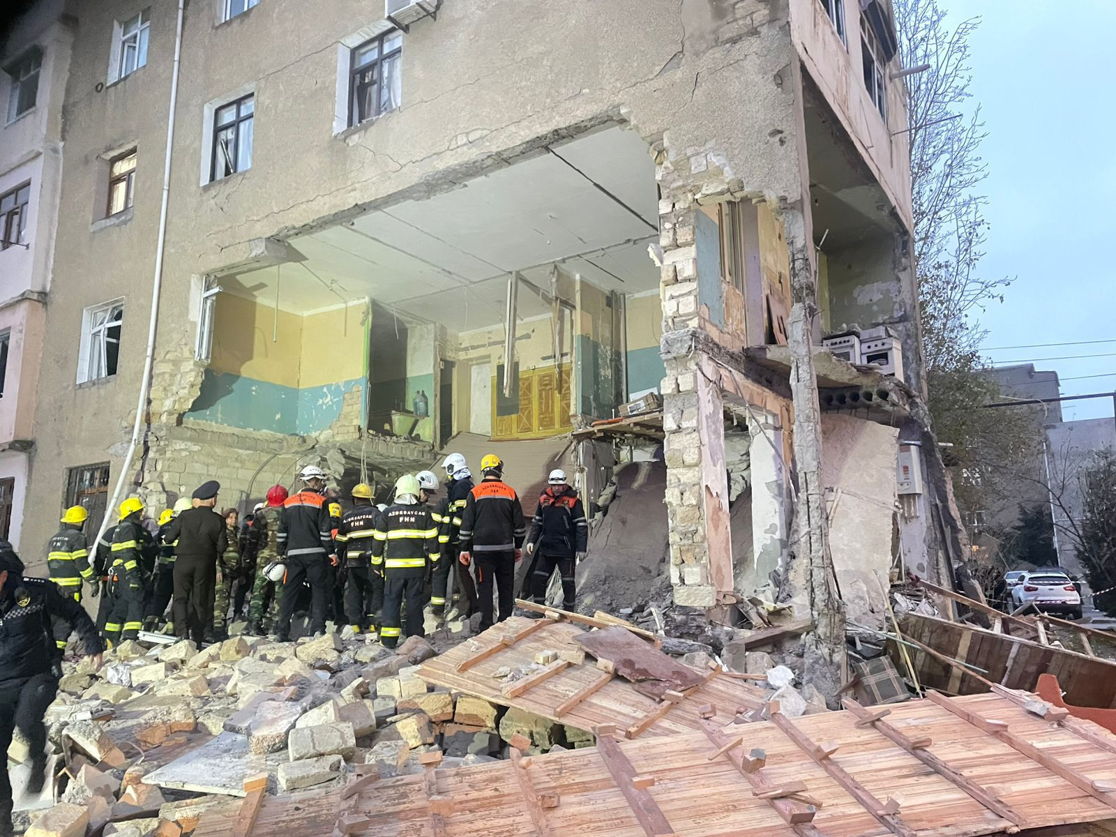 В Сумгайыте из-под завалов здания, в котором произошел взрыв, спасены 3 человека -ОБНОВЛЕНО-5-ФОТО-ВИДЕО