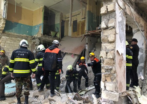 В Сумгайыте на месте взрыва в жилом доме работают спасатели МЧС