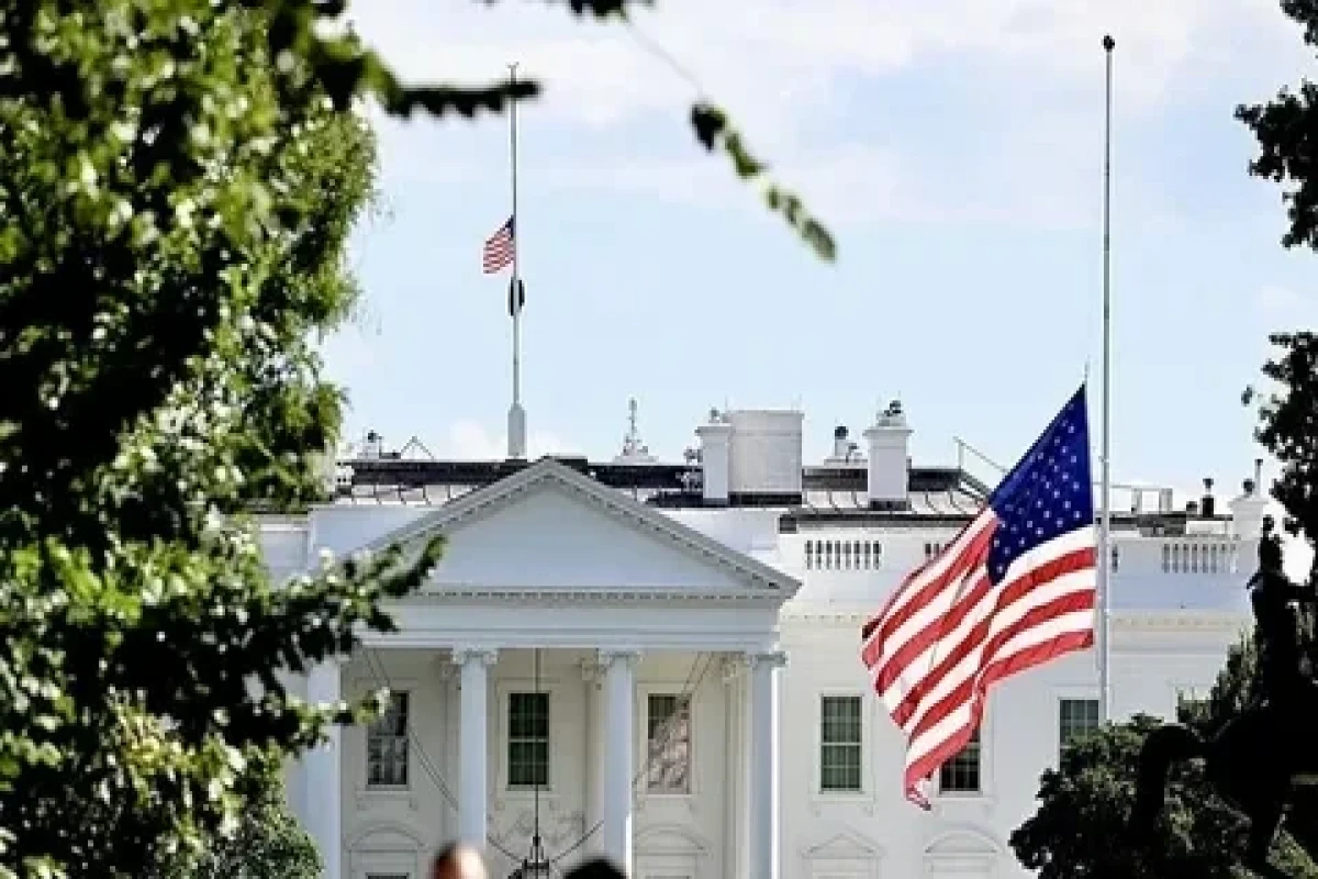 В связи с убийством политического активиста в США флаги были приспущены до половины