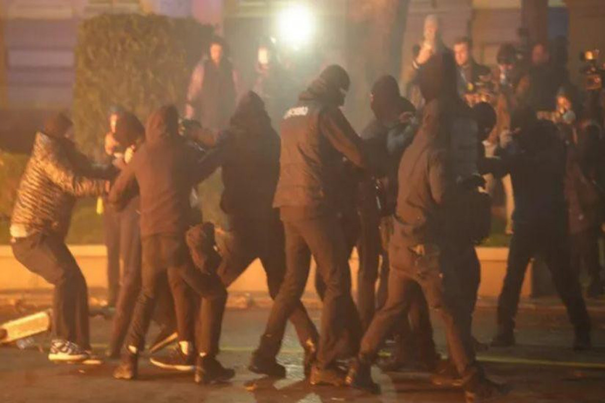 В Тбилиси в ходе акций протеста было задержано 107 человек, 10 полицейских получили ранения