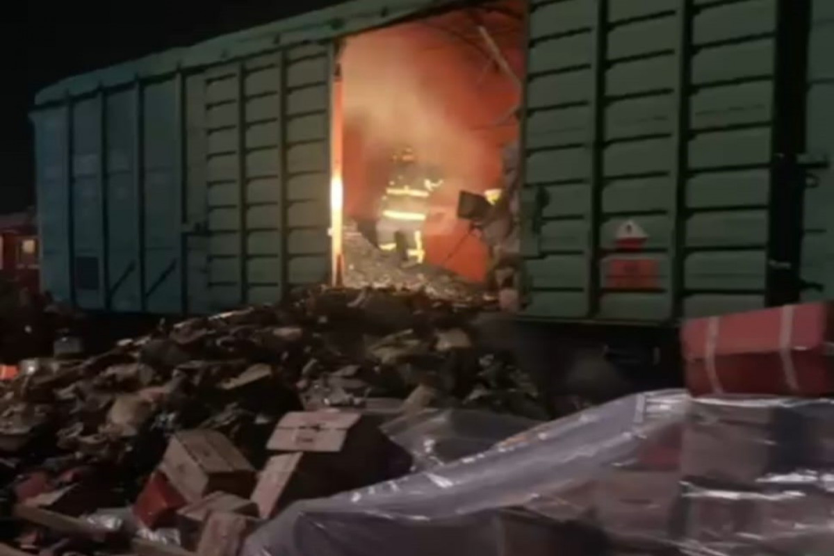 В вагоне, груженном древесным углем из России, произошел пожар-ФОТО
