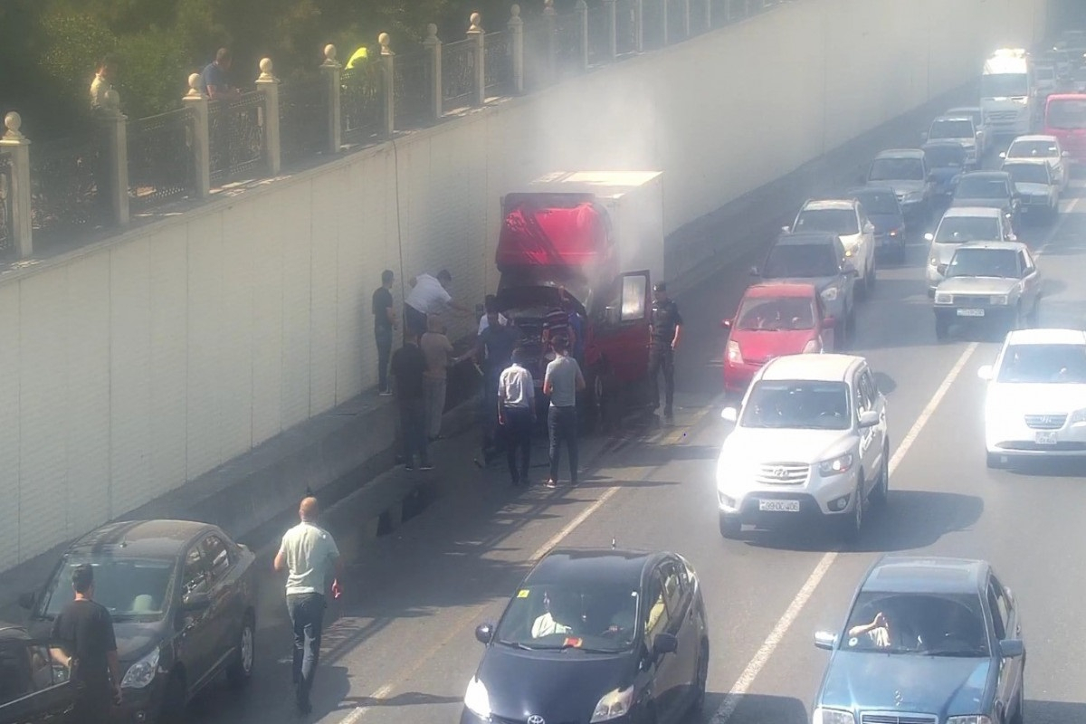 В Ясамале загорелся грузовик: на дороге образовался затор