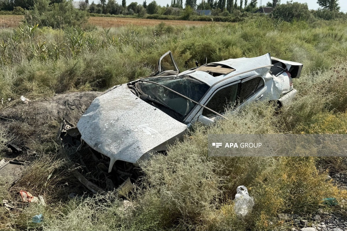 В Зардабском районе автомобиль врезался в опору, есть погибший и пострадавшие