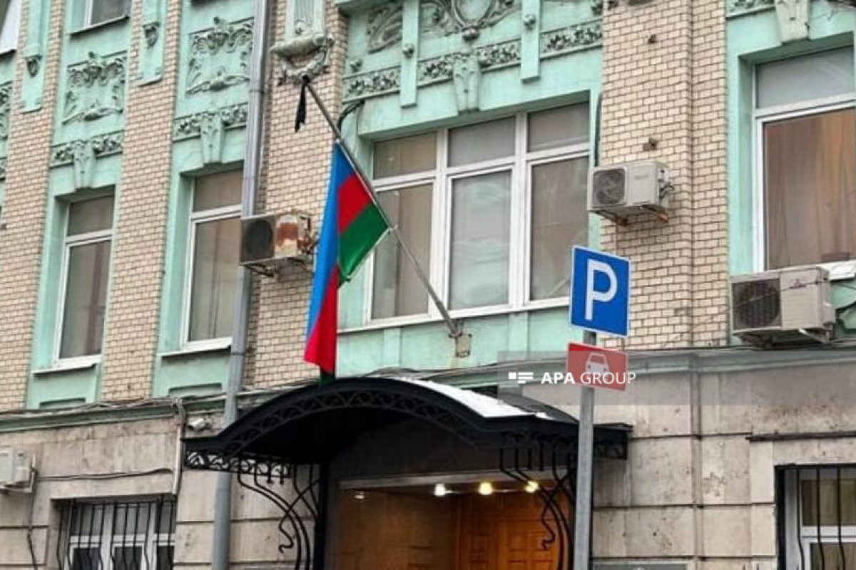 В здании посольства Азербайджана в Москве приспущен флаг -ФОТО