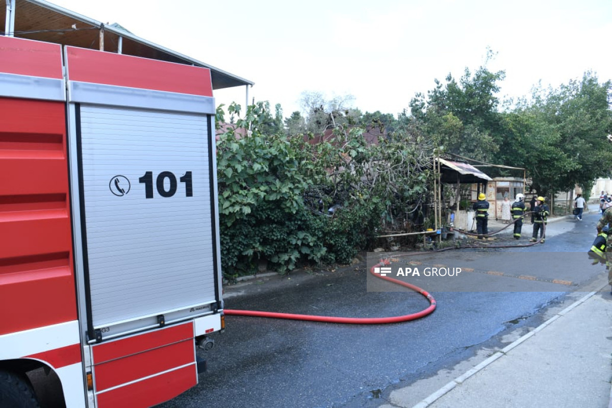 В жилом доме в Баку произошел пожар, движение на дороге ограничено-ВИДЕО