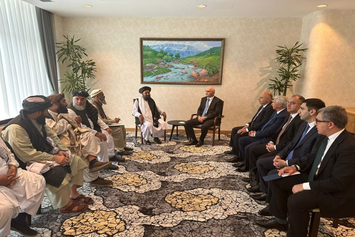 Вице-премьер Азербайджана встретился в Узбекистане с и.о. премьер-министра Афганистана Абдулом Гани Барадаром