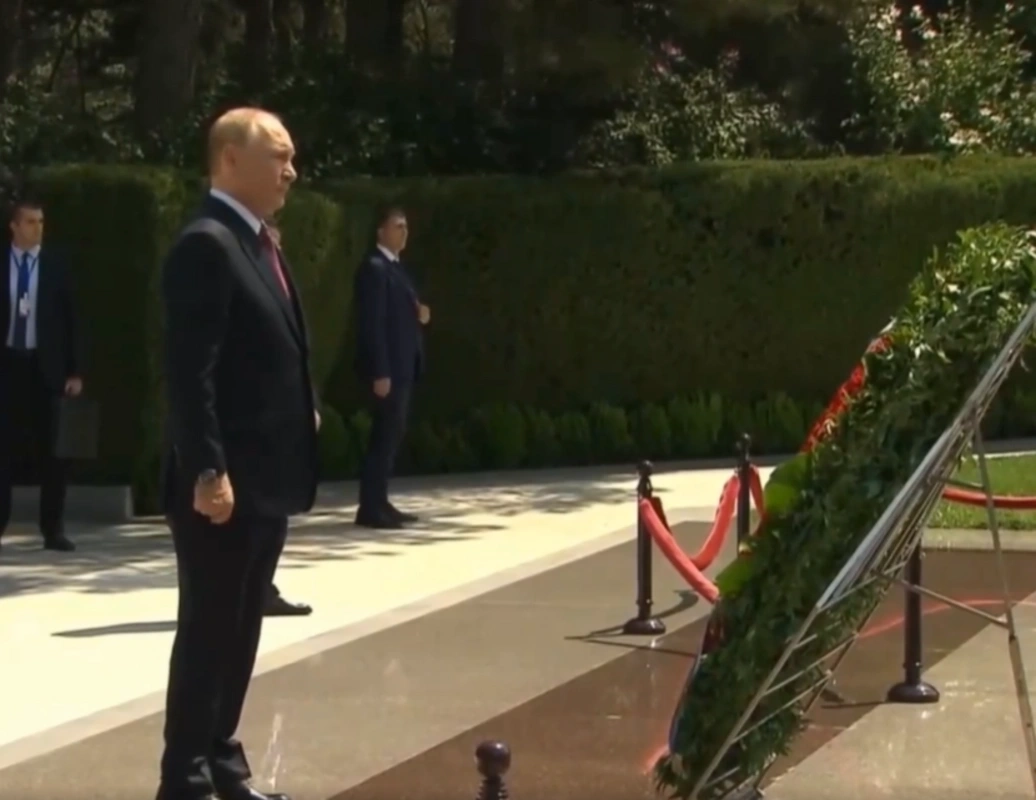 Владимир Путин посетил Аллею почетного захоронения - ВИДЕО
