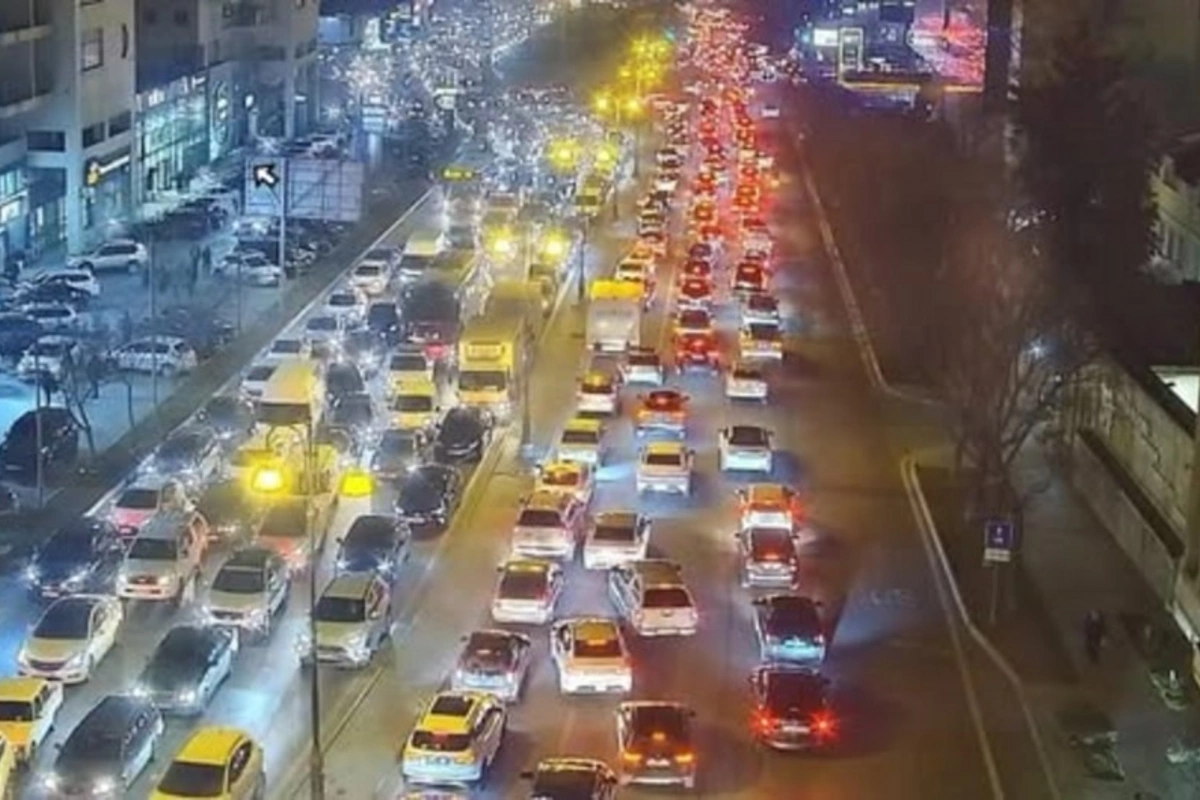 ВНИМАНИЕЮ граждан! Многие дороги Баку парализованы пробками