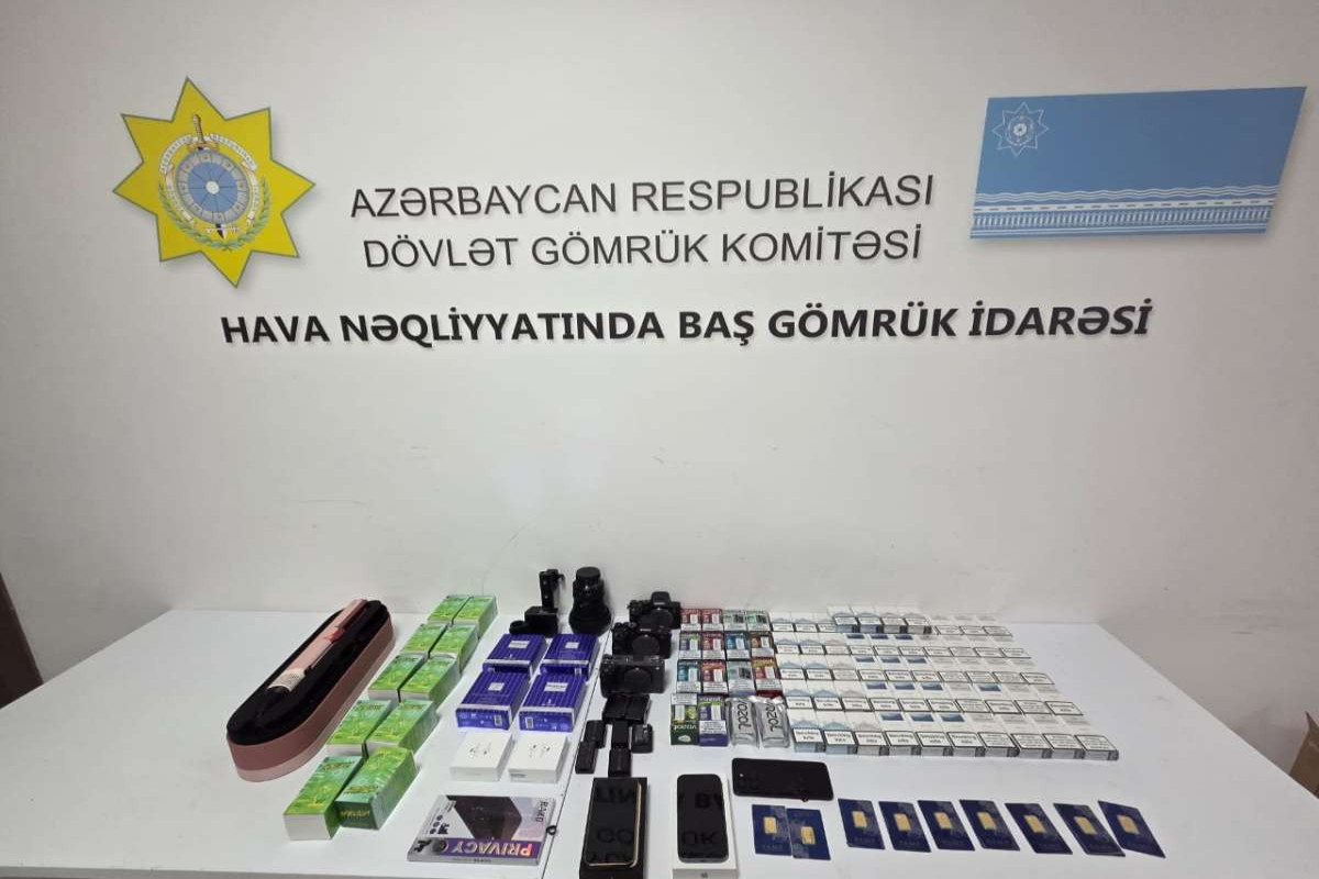 Внутри мобильного телефона гражданина Азербайджана были обнаружены спрятанные золотые слитки