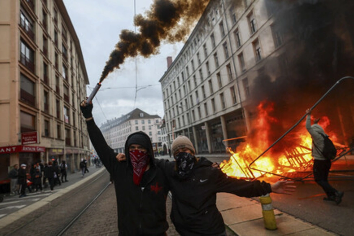 Во Франции задержали сотни человек в ходе массовых протестов