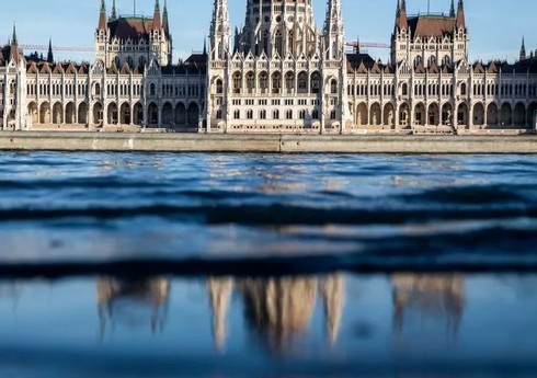 Вода в Дунае поднялась до критического уровня, достигла здания парламента Венгрии