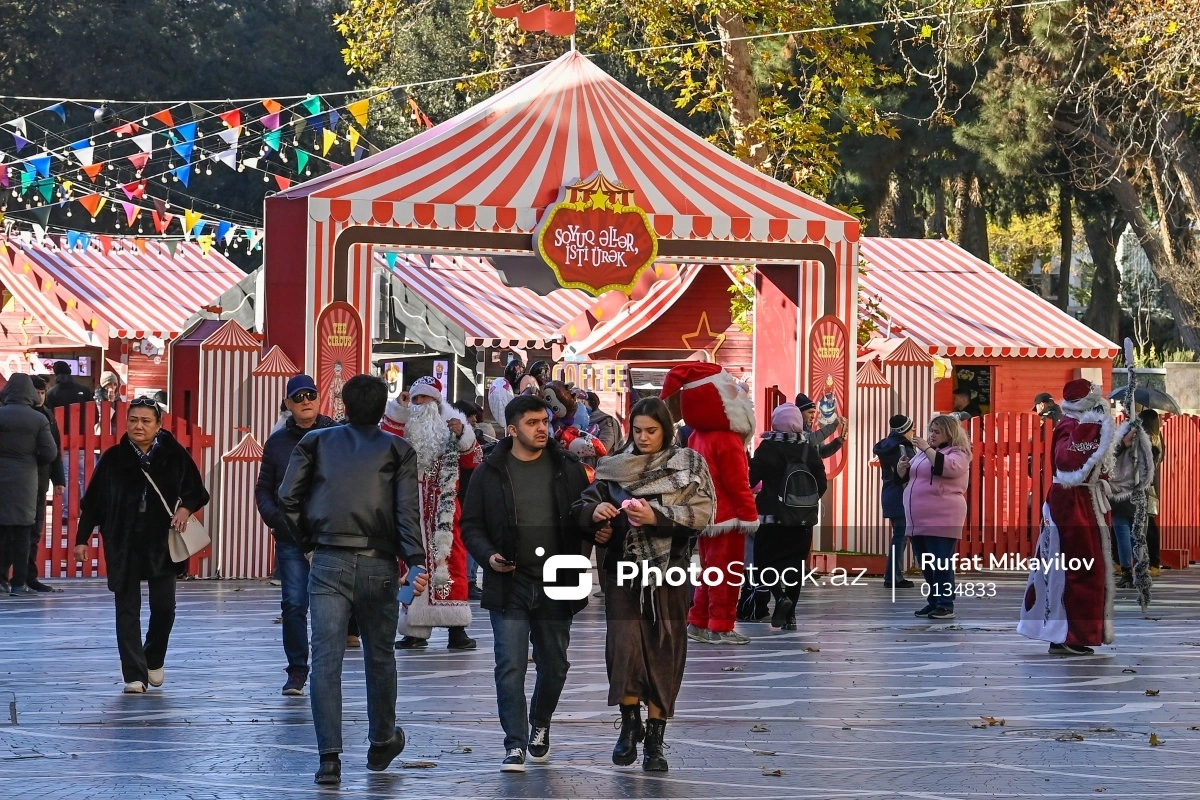 Волшебство новогоднего Баку: фоторепортаж с улиц праздничного города