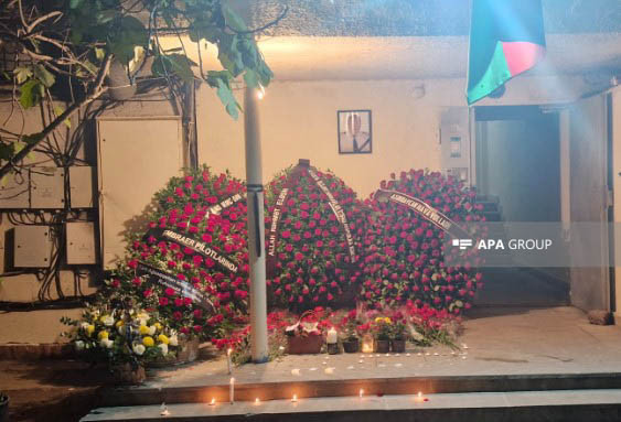 Возложены цветы перед зданием, в котором жил покойный капитан Игорь Кшнякин-ФОТО