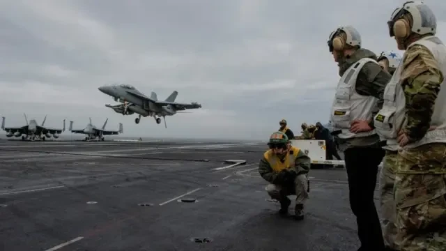 ВС Норвегии проводят учения вместе с американским и британским авианосцами