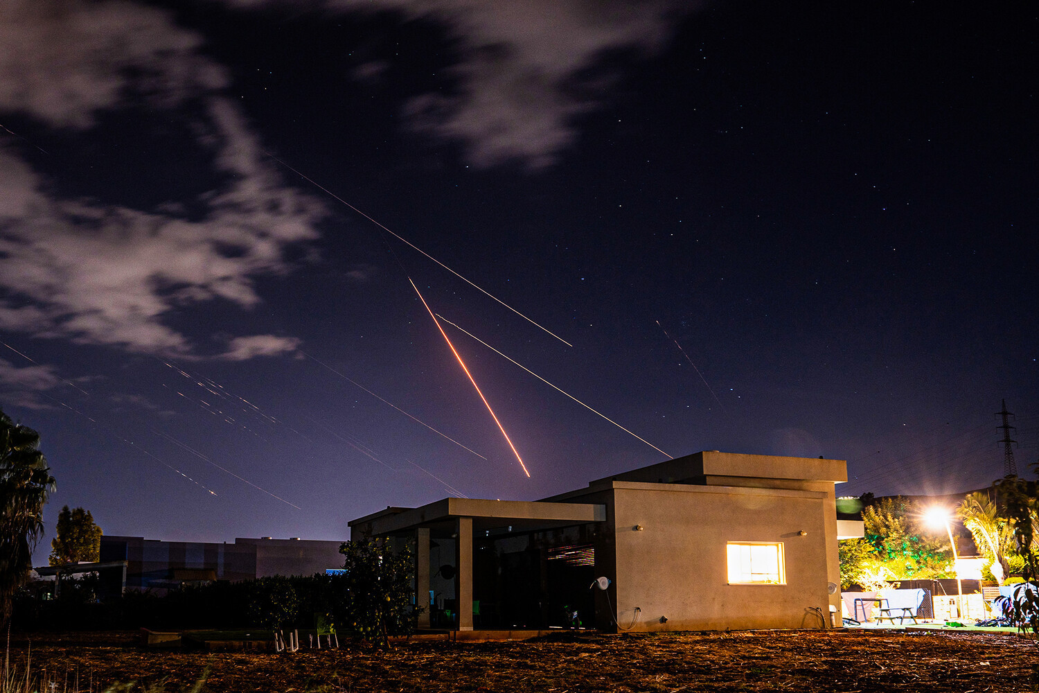 За час по северу Израиля выпущено около 100 ракет